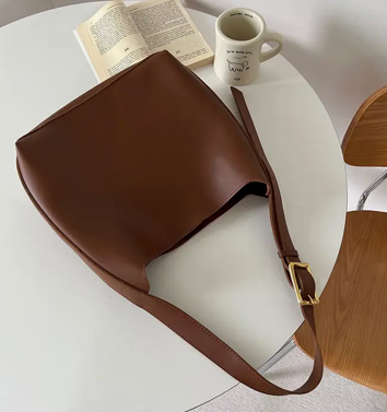 Simple Bucket Messenger Bag