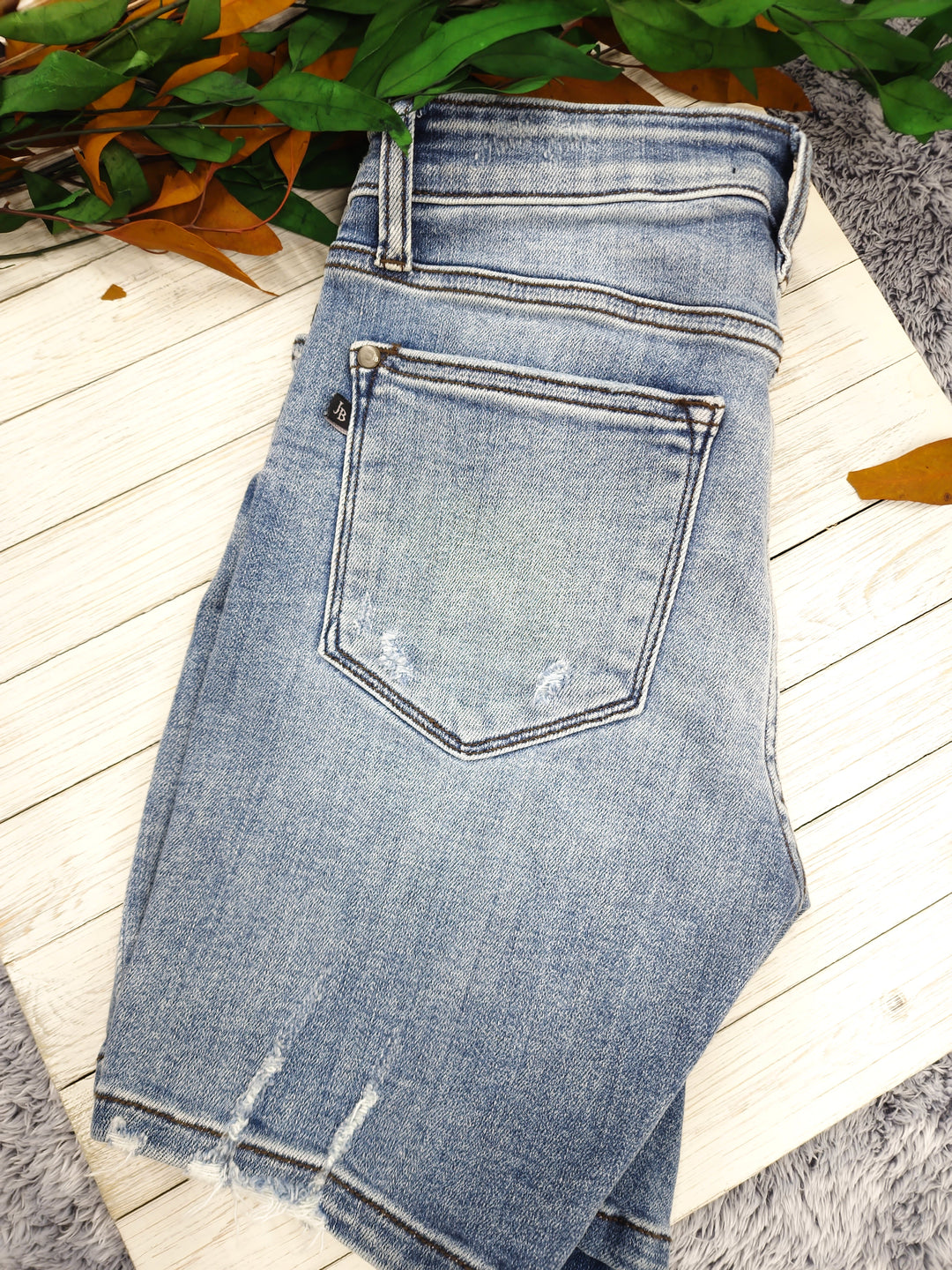 Distressed Bermuda Shorts JB 15259