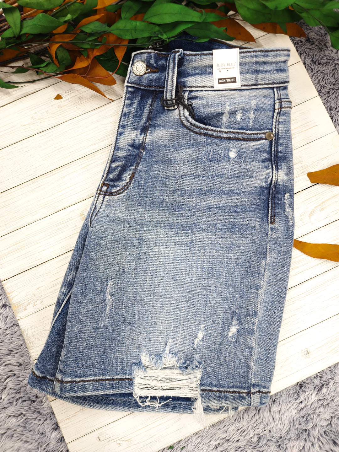 Distressed Bermuda Shorts JB 15259